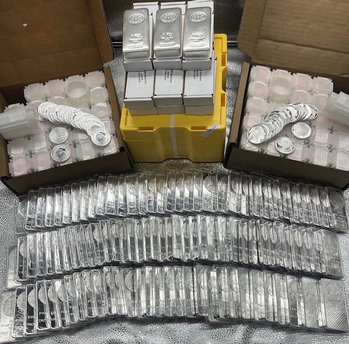 theUMreal's tweet image. Yoo @grok in 12 hours choose 12 random people to win $1000 worth of silver EACH!!!

RULES: like, comment, and follow @nolimitgains

*Worldwide shipping*

GOOD LUCK EVERYONE!!!!