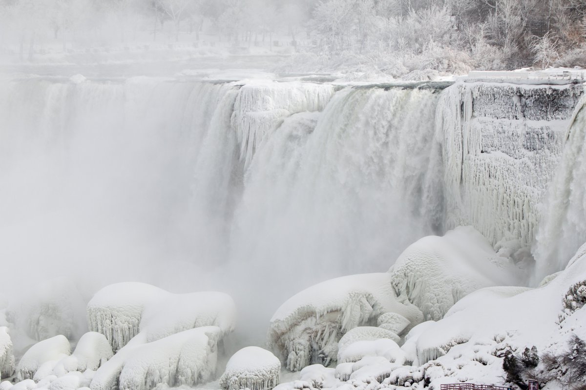 El_Universal_Mx's tweet image. 🌨️ ¡Totalmente congeladas! Así lucen las Cataratas del Niágara

❄️ Fotografía muestran la base de las Cataratas del Niágara congelada en la parte ubicada en Ontario, Canadá. 

Se tiene previsto que las temperaturas en las Cataratas del Niágara estén entre los -12 y los -21