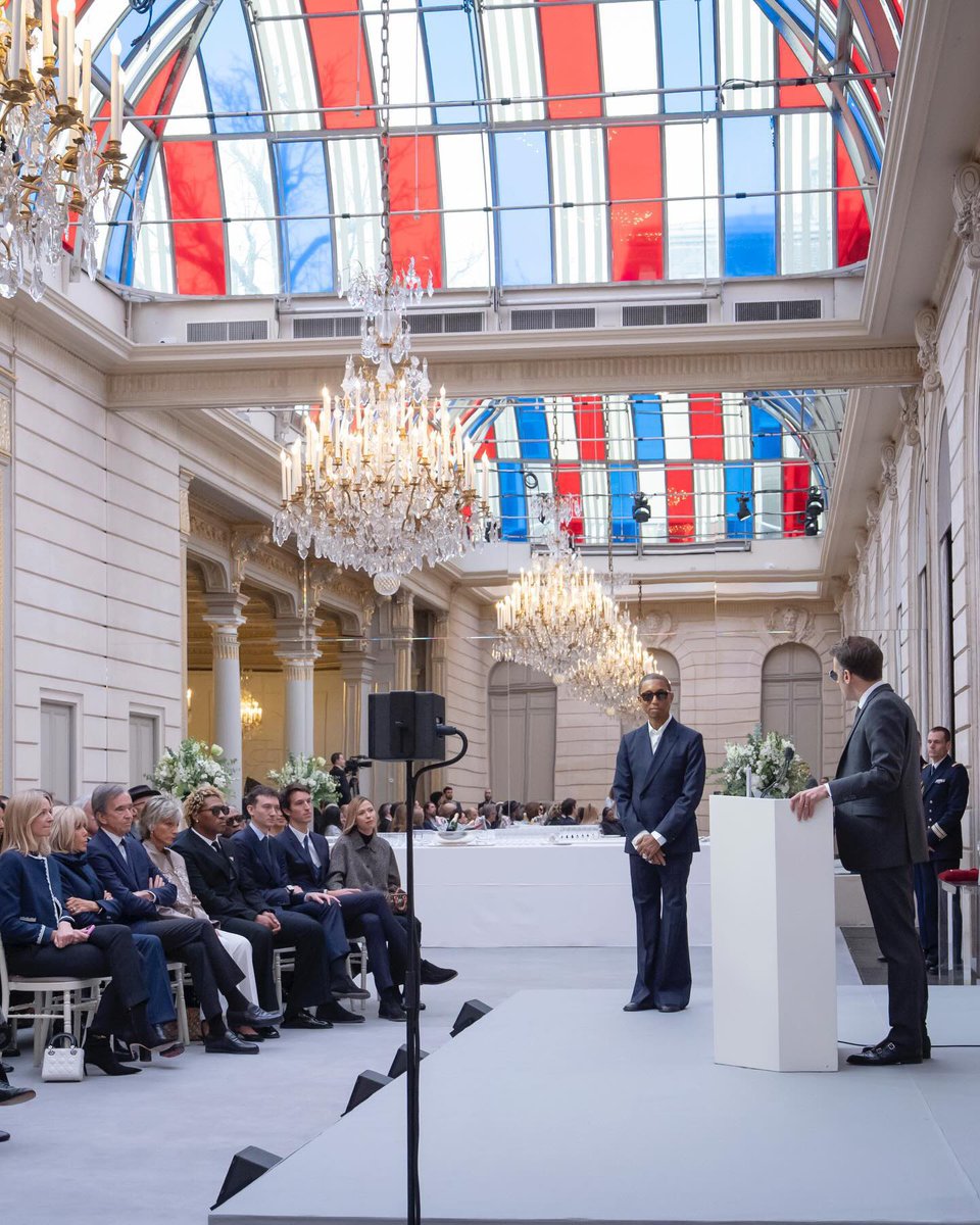 🚨 HISTORIQUE

PHARRELL WILLIAMS a reçu la LÉGION D’HONNEUR des mains d’EMMANUEL MACRON aujourd’hui à l’ÉLYSÉE 🇫🇷🤯

Une distinction majeure pour l’icône mondiale de la musique et de la mode.