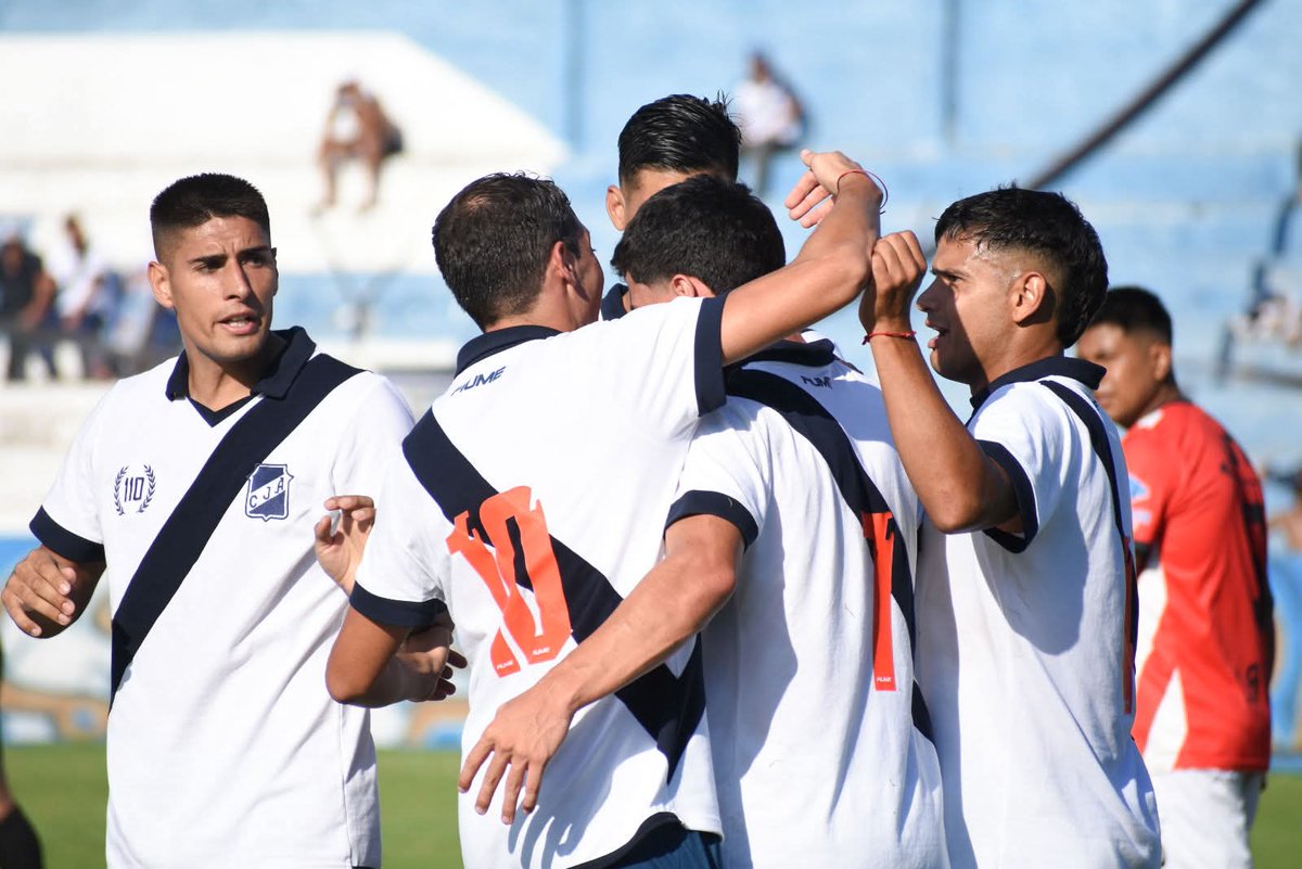 TRIUNFAZO EN CASA 🏡 

#JuventudAntoniana 1 
#Boroquimica 0 

El próximo domingo a las 17 Santo enfrenta a #CentralNorte en el Martearena y el 6 de febrero ante #GyT. 

📸 Realidad Deportiva.