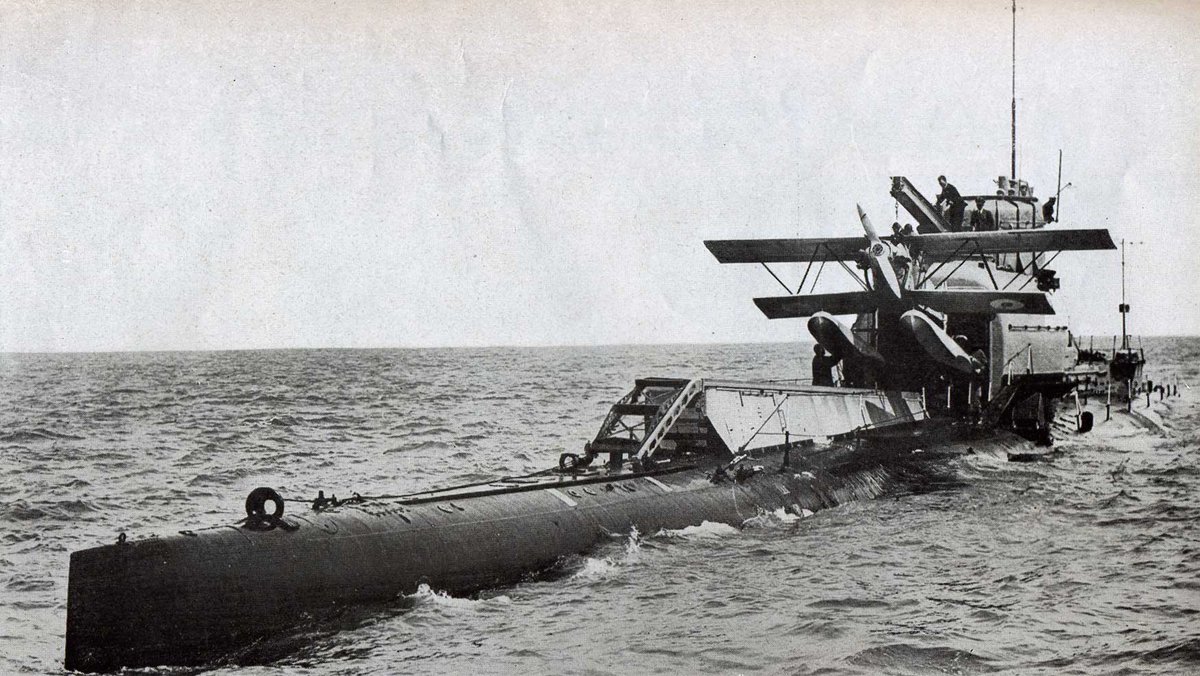 26 Janvier 1932:
Le sous-marin HM Submarine M.2 sombre a West Bay, vers Portland, au Royaume-Uni.
Un Parnall Peto (N255) était sur le sous-marin lors du naufrage.
56 personnes meurent dans le sous-marin, 4 personnes meurent dans l'avion