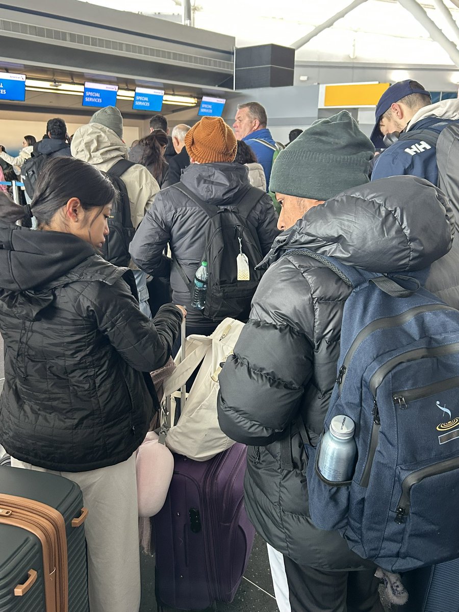 空港大混乱✈️✈️✈️

飛行機がまたキャンセルになり、
空港で少なくとも20時間以上潰すことになりそうです🙇

雪の影響…