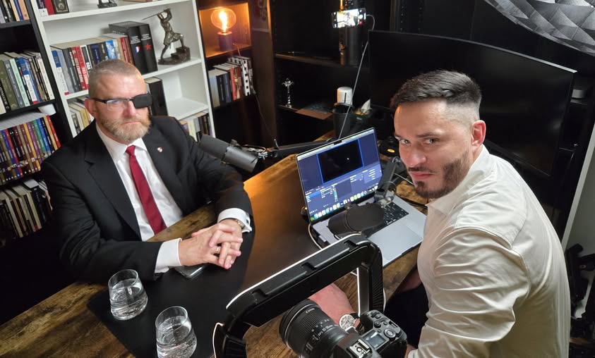 KoronyPolskiej's tweet photo. 🎙️ Po dziesięcioleciach inżynierii społecznej, zniechęcającej Polaków do rodzicielstwa czy wręcz je zohydzającej, teraz rozpoczęło się masowe zamykanie porodówek.

Co nie tylko prawdopodobnie stanie się przyczyną jeszcze większego kryzysu demograficznego, ale też w pewien sposób jest ukazaniem, jak mało dba się o godność tego narodu. 

Przychodzenie małych Polaków na świat na szpitalnych oddziałach ratunkowych jest kolejnym ciosem w godność naszego narodu:
- Gdy mali Polacy rodzą się na SOR-ach, a ludzie walczą o zwierzątka w internecie;
- Gdy NFZ obniżył budżet na posiłki dla chorych Polaków, a ludzie zajmują się pomocą dla Ukraińców.

Zaczyna to wyglądać, jakby w naszym narodzie naprawdę brakowało elementarnej mądrości.

Polska nie tylko zarządzana jest naprawdę nieumiejętnie, ale również bardzo niemoralnie. I dzieje się to w biały dzień, na oczach niezbyt rozumnego ludu. 

💬 @dawidmysior w dzisiejszym podcaście Sprawki Okiem Katolika. Link: https://t.co/khVwELbUxt

#Porodówki #SOR #Rodzicielstwo
#Demografia #Rodzina #Dzieci
#Naród #Moralność #Godność
#DawidMysior #GrzegorzBraun