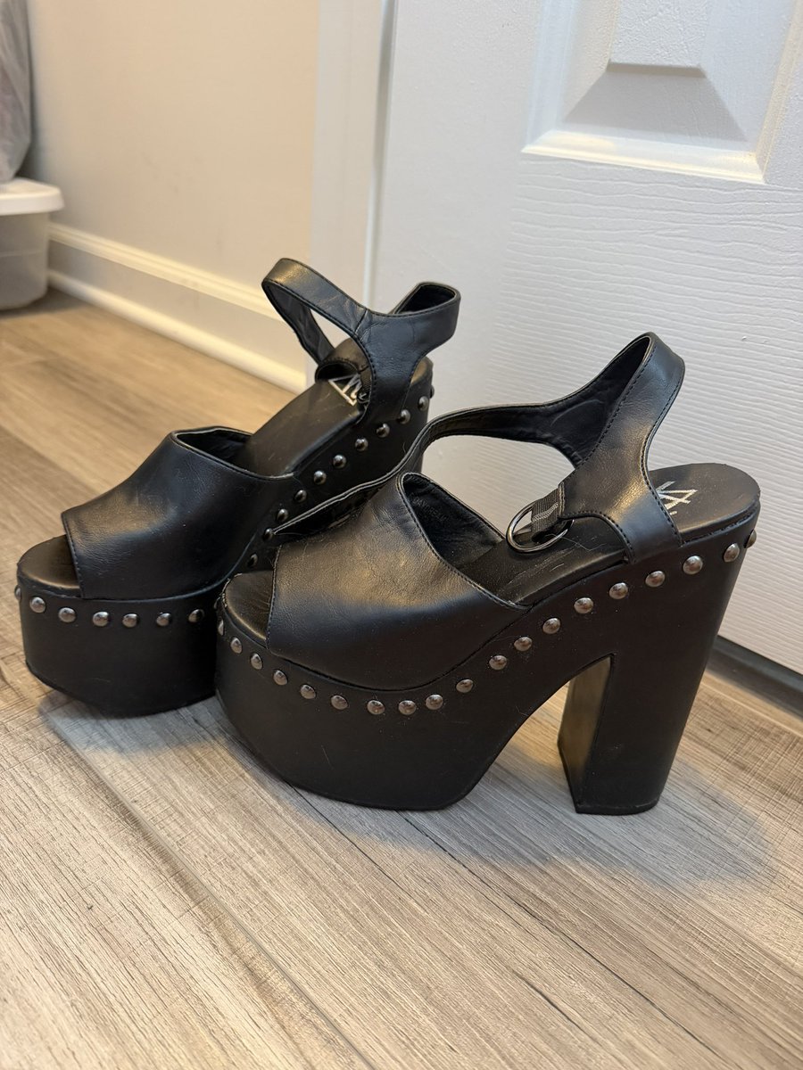 GoddessGretch's tweet photo. Two pairs of worn heels and one pair of worn Ugg slippers available 😘 act now for a pair to be yours! 👠 https://t.co/E67agcb9Ag
