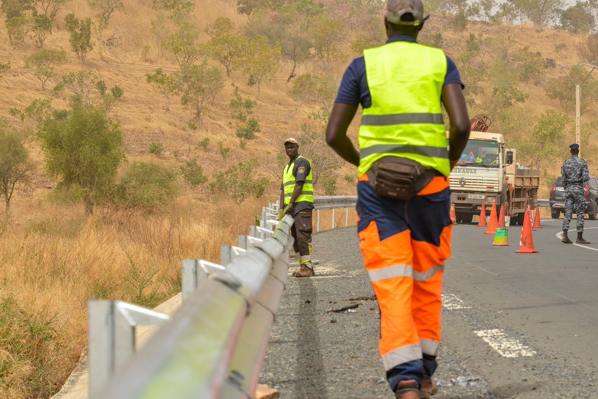 Visite : Ministre Dethié Fall à la Maternité de Samba Yidé (Bakel), soutenue par l’AGEROUTE.
Projet : Désenclavement de l’Est avancé à 98 %, inauguration imminente.
Santé : Réception de deux ambulances dans le cadre du programme PUMA.