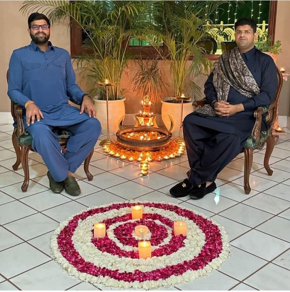 jjpstate's tweet photo. पहचान की बात किस से करते हो 
हमें तो वो लोग भी जानते हैं 
जिन्हें हम नहीं पहचानते 💥
 @Dchautala @DVJChautala https://t.co/gwGSlGZ37s