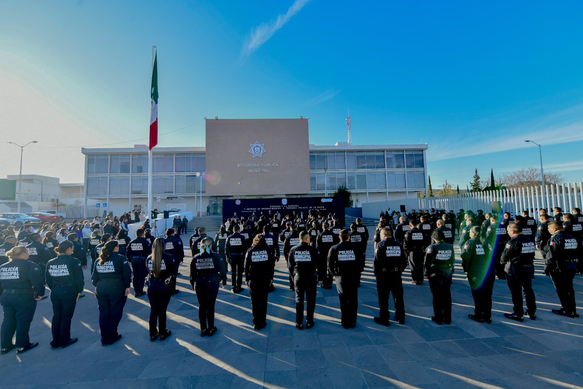 Durante los Honores a la Bandera en la #SSPMCORREGIDORA, el alcalde Chepe Guerrero, acompañado del secretario Ángel Rangel, encabezó la entrega de 77 reconocimientos al personal operativo por su eficiencia y destacó el trabajo diario para fortalecer la seguridad y el orden.