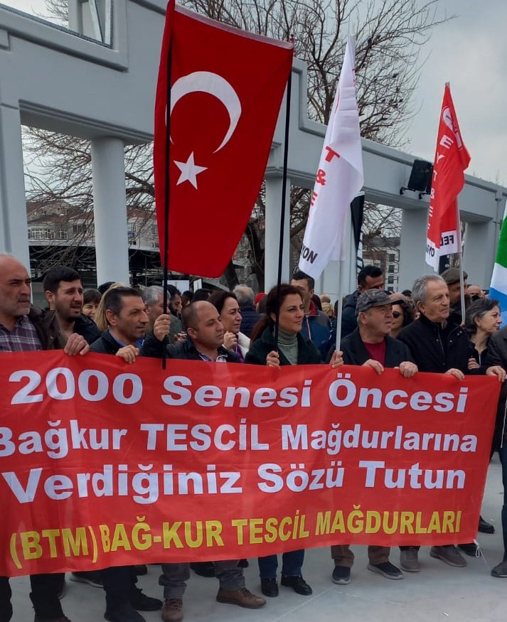 <a href="/cenginyurt52/">Cemal Enginyurt</a> Tam 25 senedir 1479/24.25.26 Kanunlar çiğnenerek #TESCİLİMİZ Elimizden Alındı Sgk Sistemindeki 100 yıllık cumhuriyet tarihinin en büyük #HAK Kaybı yaşatılıyor‼️
EMEKLİ OLAMIYORUZ 
 #BağkurTescilMağdurları 
<a href="/RTErdogan/">Recep Tayyip Erdoğan</a>
<a href="/Akparti/">AK Parti</a> 
<a href="/MHP_Bilgi/">MHP</a>
<a href="/herkesicinCHP/">CHP 🇹🇷</a>
<a href="/akpartiistanbul/">AK Parti İstanbul</a>
<a href="/tcbestepe/">T.C. Cumhurbaşkanlığı</a>