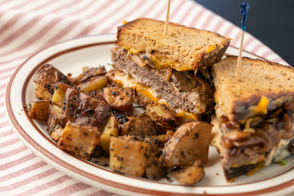 BackDoorBakery2's tweet photo. Craving something hearty? Our Patty Melt is baked to perfection. Savor the grass-fed beef, caramelized onions, sautéed mushrooms and sharp cheddar on grilled rye with garlic mayo. A fan favorite at The Back Door Bakery &amp; Cafe! 🍔💕#FoodieFave #CafeDelights https://t.co/XwhsAMxP3H