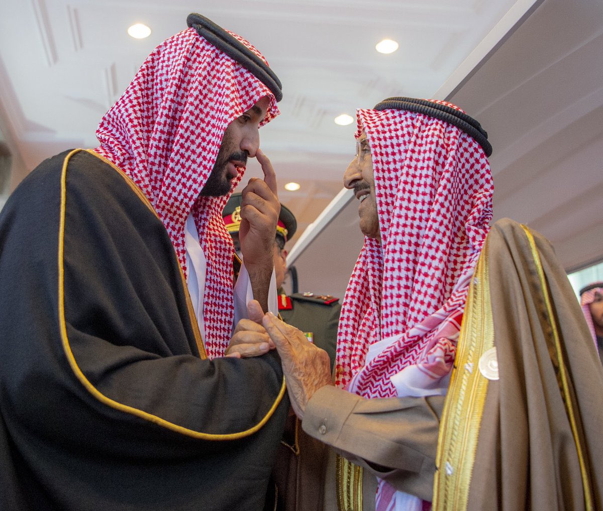 الكويتي/سعودي..
والسعودي/كويتي .. 

جملة مأثورة عن سمو ولي عهد المملكة العربية #السعودية الأمير #محمد_بن_سلمان_آل_سعود حفظه الله ، قالها في عام ٢٠١٩م:

توجيهات الشيخ #صباح_الأحمد أوامر، فهو والدي، 

وأنا (كويتي/سعودي) قبل أن أكون (سعودياً/كويتياً)