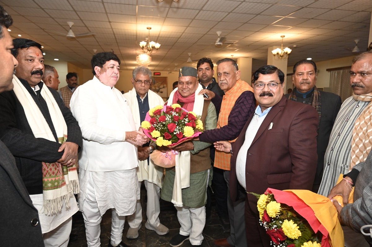 Dileep_Sanghani's tweet photo. व्रज क्षेत्रीय भाजपा अध्यक्ष दुर्विजय सिंह शाक्य, उतर प्रदेश के मंत्री श्री अरुणकुमार सक्सेना, सांसद श्री छत्रपालसिंह गंगवार, विधायक राजीव कुमार सिंह (बब्बू भैया), MLC महाराज सिंह, आंवला जिला भाजपा अध्यक्ष आदेश प्रताप सिंह, बरेली जिला भाजपा अध्यक्ष सोमपाल शर्मा समेत भाजपा संगठन के वरिष्ठ महानुभाव, इफको RGB मेंबर्स के साथ इफको टाउनशीप, आंवला में शिष्टाचार भेंट की।

सभी के साथ रात्रि भोजन के दौरान आत्मीय संवाद का अवसर प्राप्त हुआ। (1/2)
