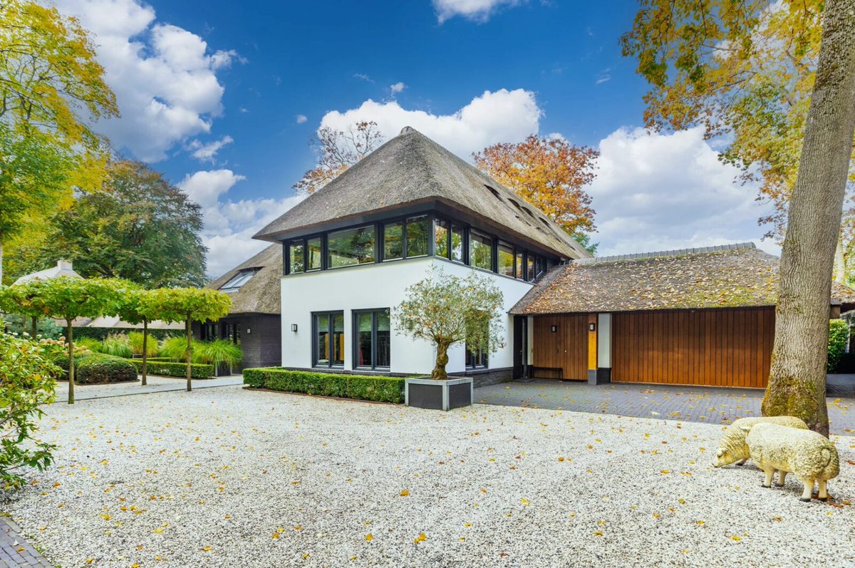 autoblog's tweet image. Nieuw artikel: Fundablog: In dit huis staat een mysterieuze Ferrari autoblog.nl/nieuws/fundabl…