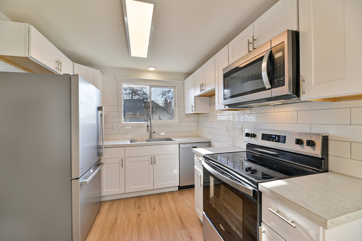 evoreal's tweet photo. Freshly remodeled and move-in ready ✨ This 5-bed, 2-bath Audubon adjacent home sits on a private, fully fenced corner lot with room to grow and entertain. Check it out here: https://t.co/yphMv1Re2j #spokanerealtor #spokanerealestate https://t.co/gb3A5no2YB