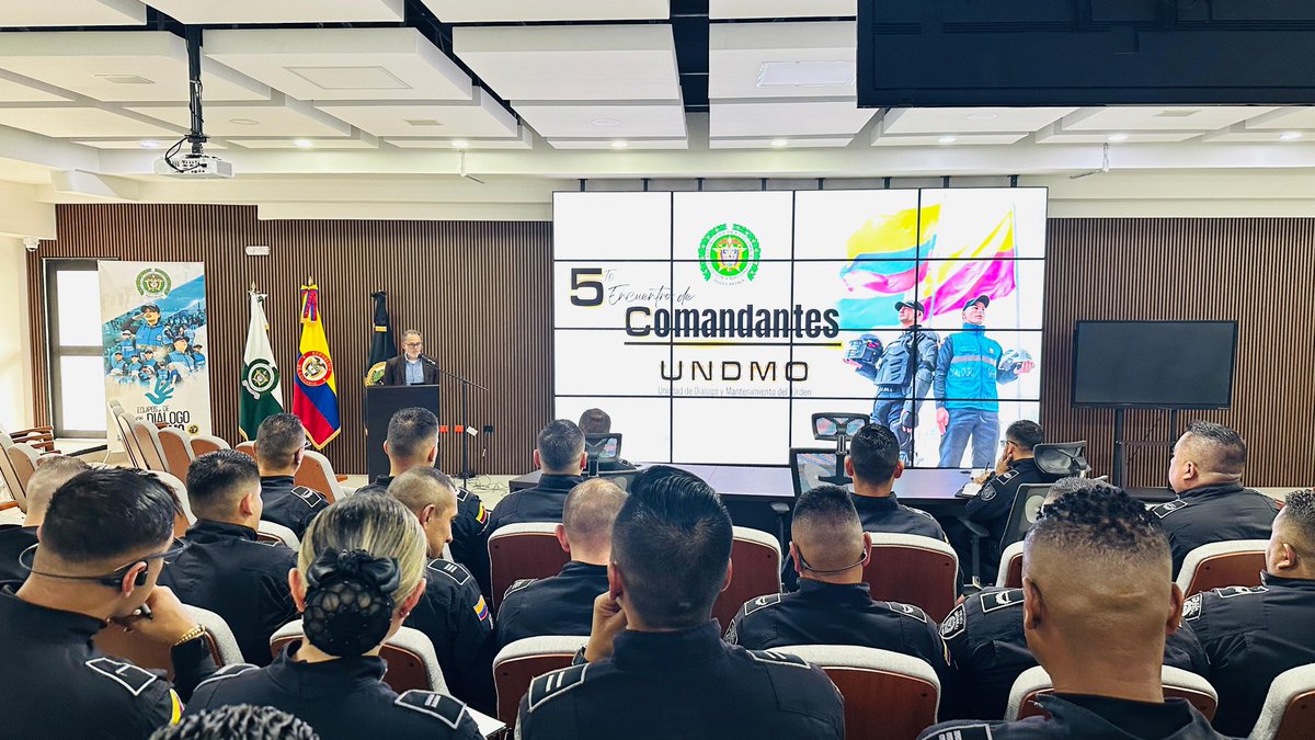 ONUHumanRights's tweet photo. 1/Particimaos en un encuentro de comandantes de la Unidad de Diálogo y Mantenimiento del Orden de la #UNDEMO. Analizamos los avances y desafíos de la incorporación de los estándares internacionales sobre el derecho a la protesta pacífica en las normas de la @PoliciaColombia para garantizar este derecho y su respeto y portección