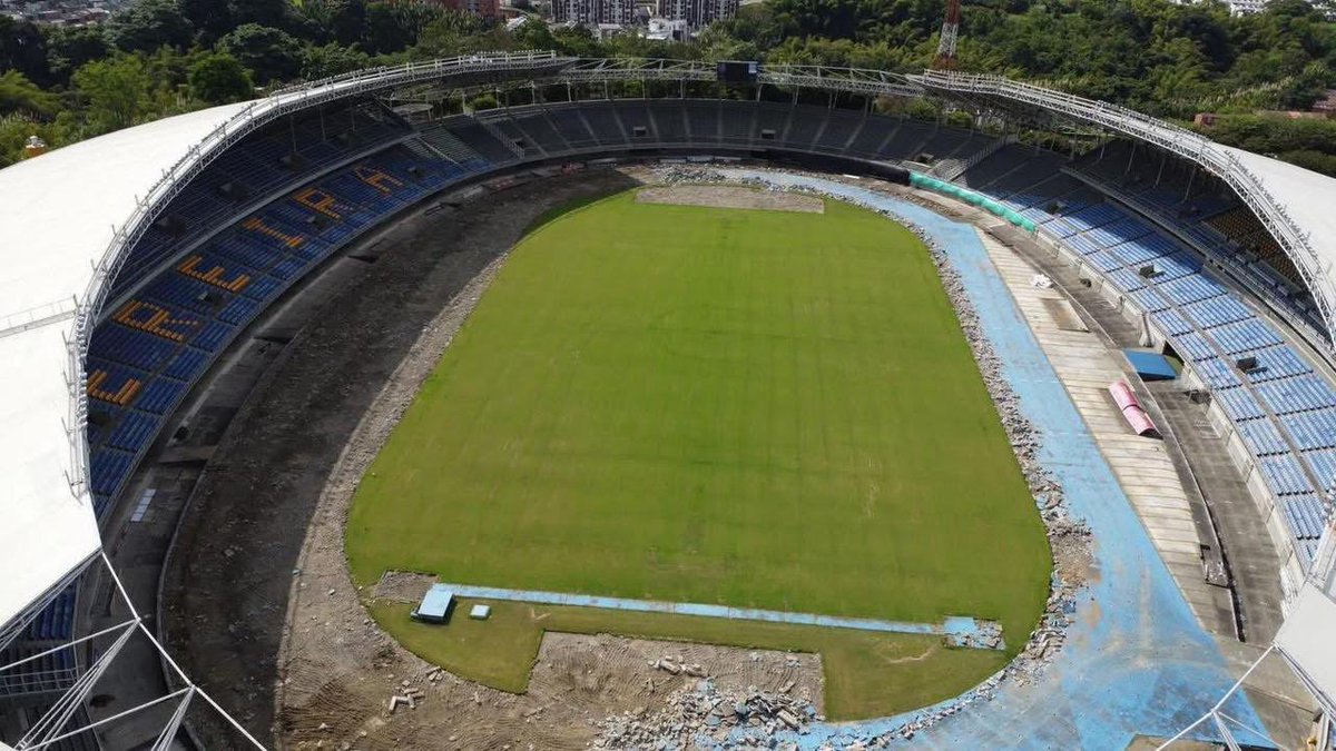 DanyHeSan's tweet photo. Le pedí a la IA que editara la foto de los avances del estadio que andan subiendo los medios y este fue el resultado. Llegue a la conclusión de lo innecesaria que es la pista de atletismo y lo competitivo que sería el estadio para futuros partidos de la selección. https://t.co/jdai73Tyb8