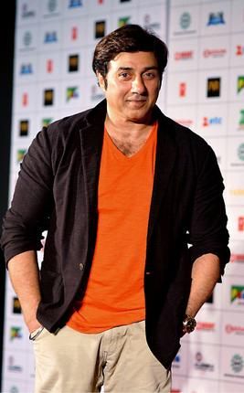 de__va__'s tweet photo. 💥 Massive Update Till 11 Pm 61 Cr+ 🔥 Collection for #Border2 Damn. Can we See 65 Cr + Tommorow when final report of day arrives interesting to See. I still hope for 70 Cr Yeh ❤️ Maange More 🔥 So Happy For Megastar #SunnyDeol Success He deserves Every Bit of it https://t.co/GAMvgASsNW