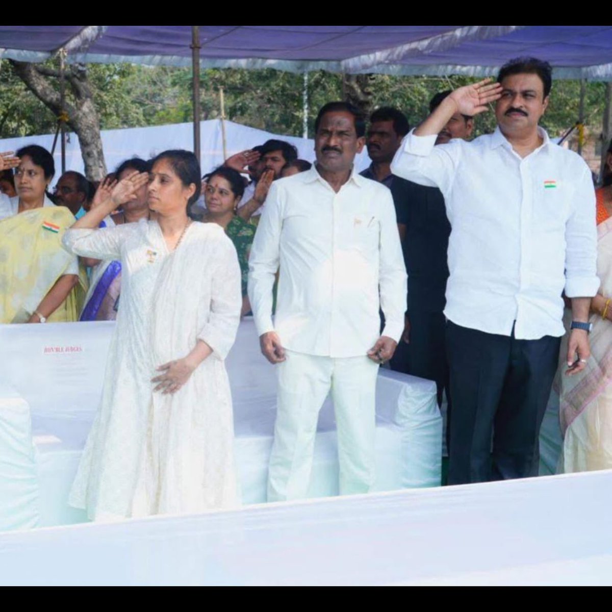 MannavaMohan's tweet photo. 77వ భారత గణతంత్ర దినోత్సవాన్ని పురస్కరించుకుని గుంటూరు పోలీస్ పెరేడ్ గ్రౌండ్‌లో ఘనంగా నిర్వహించిన గణతంత్ర దినోత్సవ వేడుకల్లో పాల్గొన్న ఆంధ్రప్రదేశ్ రాష్ట్ర టెక్నాలజీ సర్వీసెస్ (APTS) ఛైర్మన్ మన్నవ మోహనకృష్ణ గరు.

#RepublicDay #JaiHind #NationalPride #ConstitutionOfIndia #Guntur #Gunturparadeground #AndhraPradesh #apts #aptschairman #NaraChandrababuNaidu #PawanKalyan #Naralokesh #NandamuriBalakrishna #mannavamohanakrishna #mannavamohankrishna #mohankrishnamannava #mohanakrishnamannava