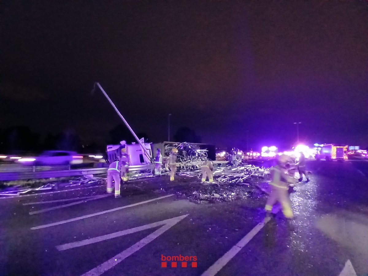 Treballem amb 6 dotacions #bomberscat per donar assistència en aquest accident de trànsit. El camió, carregat amb ferralla, ha bolcat i ha perdut la càrrega.