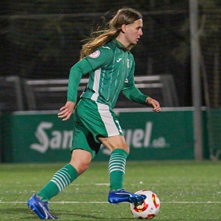 ue_cornella's tweet image. OFICIAL • La #UECornellà exerceix el seu dret de recuperar al jugador Izan González de la seva cessió al @CEEuropa. 

ℹ️ El migcampista de 21 anys té contracte amb la 𝐔𝐄𝐂 fins el 2027. 

#Ambelverdalcor 💚