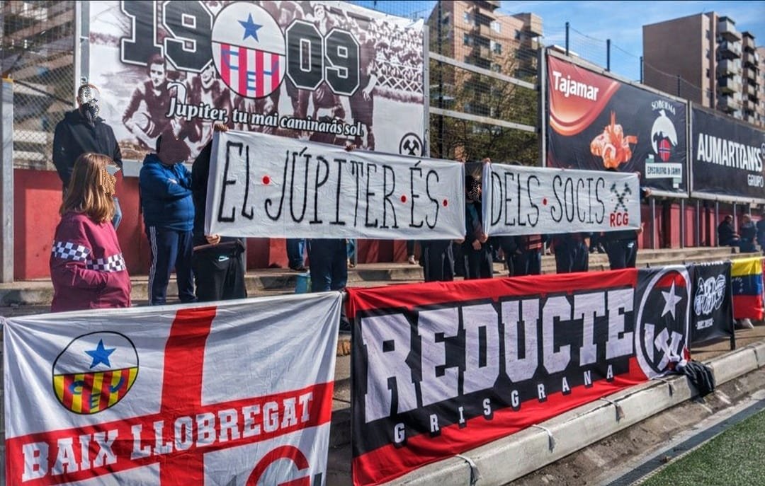 ReducteGG's tweet image. Davant les criminalitzacions i afirmacions que pretenen arraconar-nos: aquí ens teniu, defensant els colors i honorant aquest escut. Pesi a qui pesi, nosaltres som aquí entrenador rere entrenador. El Júpiter és dels socis!