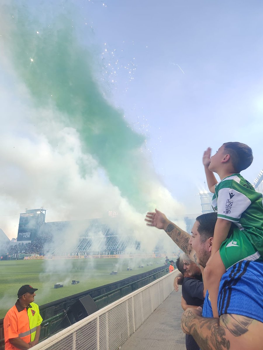 QuagliaNacho's tweet photo. Nada mas lindo que volver a verte, la mejor herencia que te voy a dejar es esta. #Banfield https://t.co/7gu1VofSd6