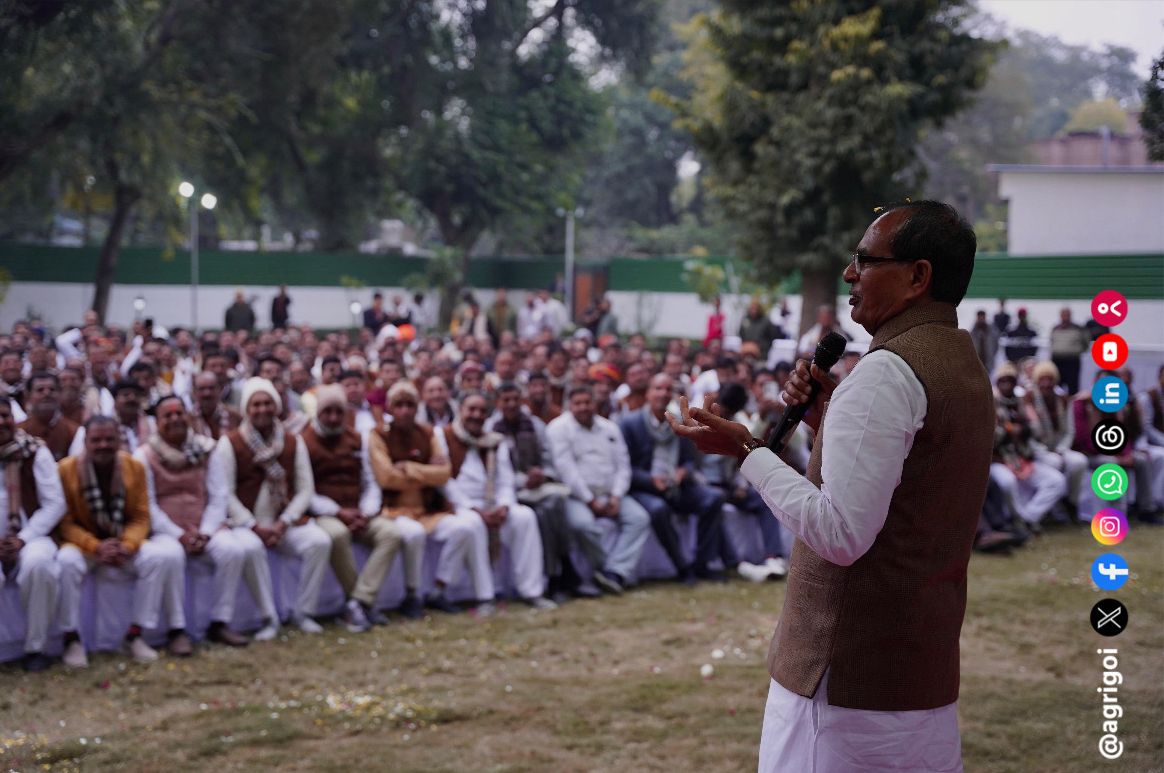 AgriGoI's tweet photo. माननीय केंद्रीय कृषि एवं किसान कल्याण मंत्री श्री शिवराज सिंह चौहान ने गणतंत्र दिवस कार्यक्रम में शामिल होने दिल्ली आए किसानों एवं दीदियों के साथ आत्मीय भेंट एवं संवाद किया।

#RepublicDay2026
#FarmerInteraction
#LakhpatiDidi https://t.co/M4fVax9u96