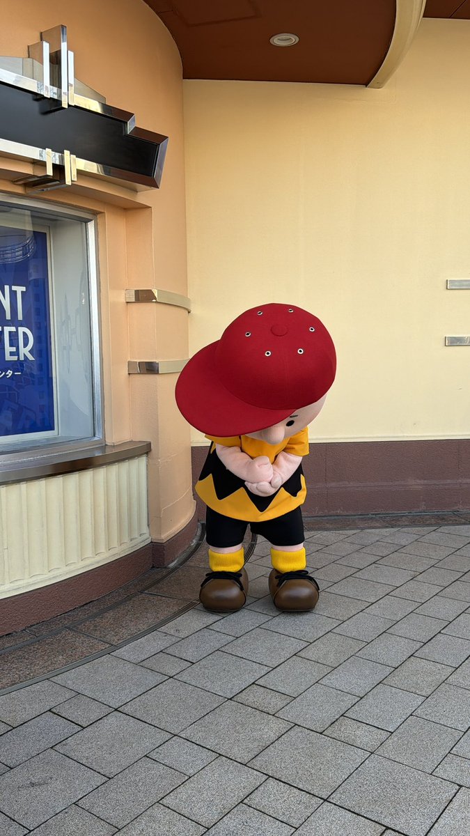 そうだ！もらったお菓子、横向きに置けばいいんだ〜🎶
と、タワーじゃなく寝かして置いて、
無事解決してました👏🏻

#USJファン