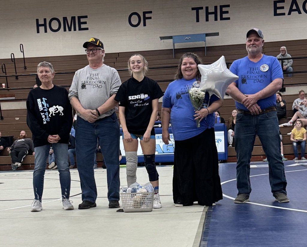 EU_CSD's tweet image. 🤼‍♀️ Senior Night 🤼‍♀️
Tuesday, January 6th, we took a moment to recognize our Senior girl wrestlers. 
🩵🦅🤍