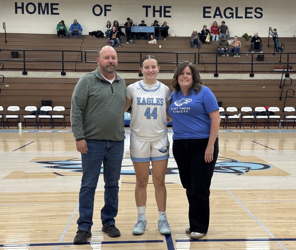 EU_CSD's tweet image. 📣 Senior Night 🏀
Thursday, January 22nd, we took a moment to recognize our Senior basketball players &amp;amp; cheerleader. 🩵🦅🤍
#EaglePride #SeniorNight