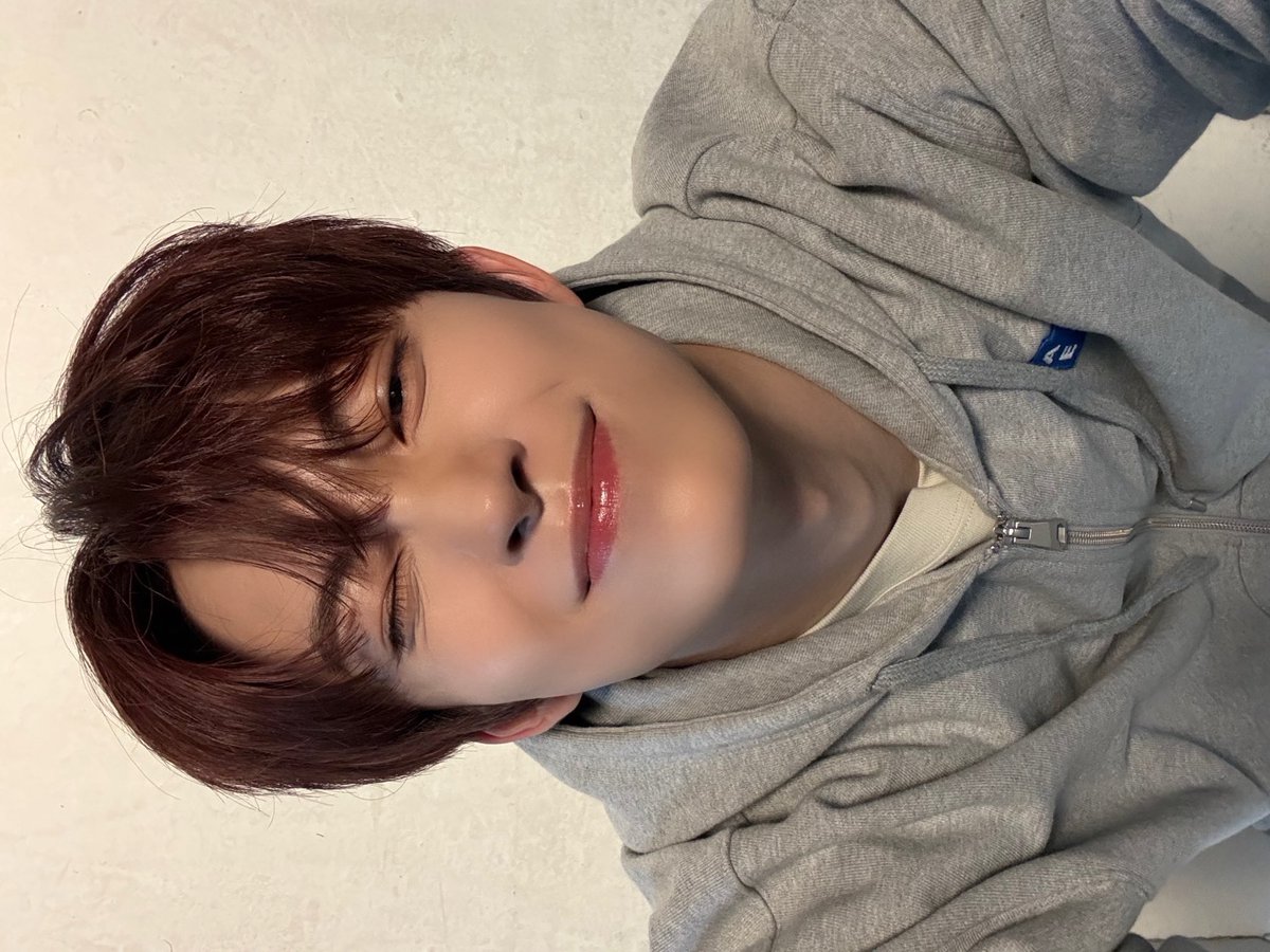 kyooousan's tweet photo. 상워니가 자주 찍는 구도                   
                                                              오늘 거누 공계

국정원에 열애설 제보하면 포상금 주나... https://t.co/YSwq45RzB8