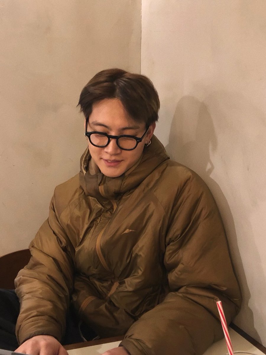 หล่ออะคุณพี่ แค่ไปคาเฟ่ยังหล่อเลย ถถถ คิดถึงจังอะ 

#JAYB #제이비 <a href="/jaybnow_hr/">JAY B</a>