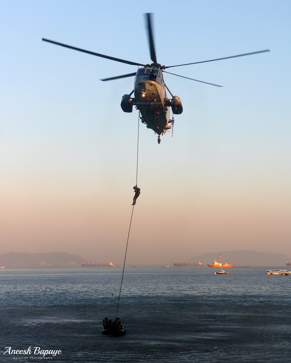 Happy #RepublicDay to all my fellow #Indians..
<a href="/IndiannavyMedia/">IN</a> Westland Sea King Mk.42C [IN530] during an air display at Indian #NavyDay 2025 celebrations at #GatewayOfIndia ,#Mumbai.

#indiannavy #westland #seaking #mk42 #searescue #indianrepublicday #navydaycelebrations #flyby