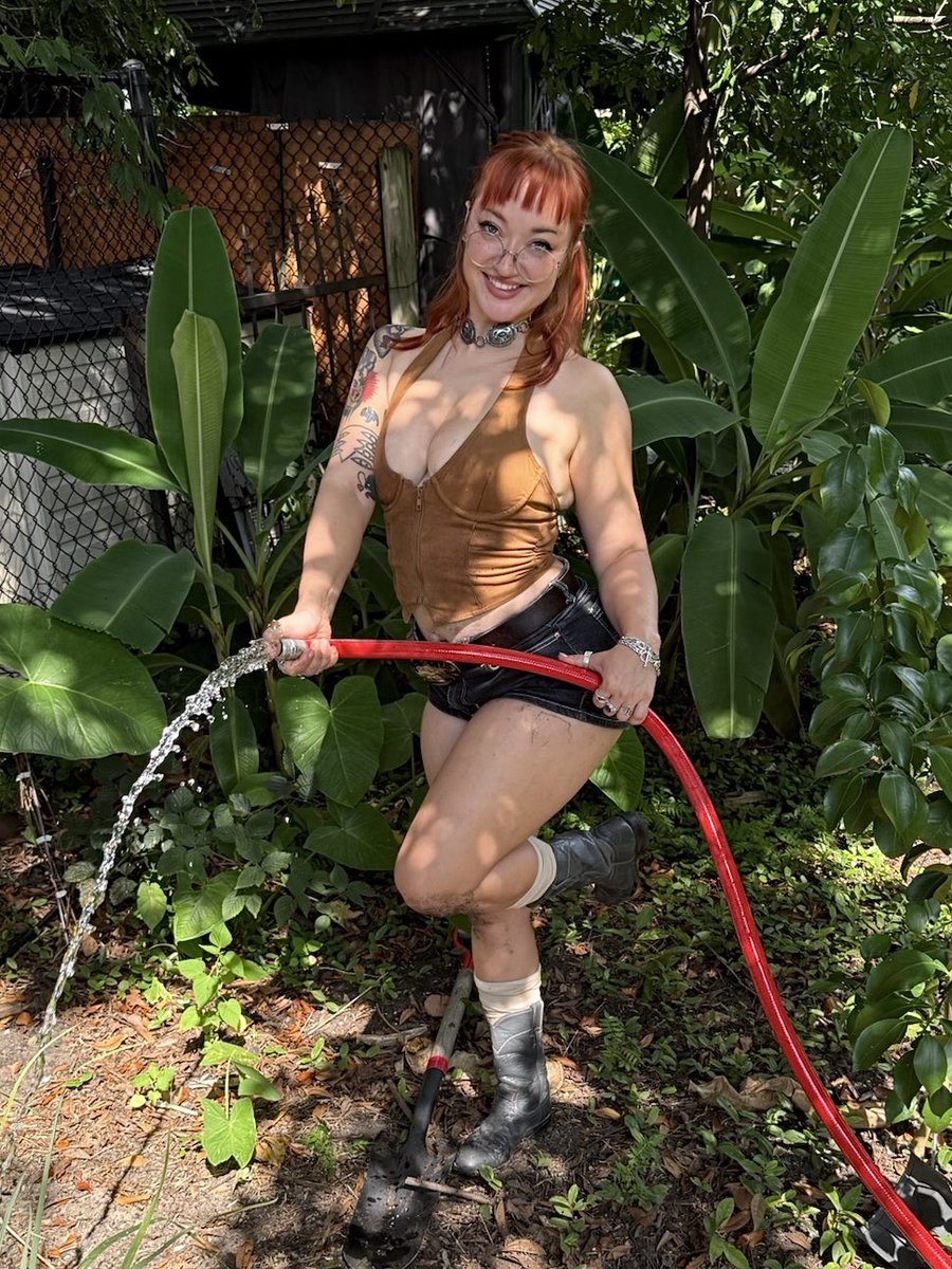 KellyBuckl7053's tweet photo. are u being a good boy today or should i spray you with the hose? ;p https://t.co/2JUS5iVYIo