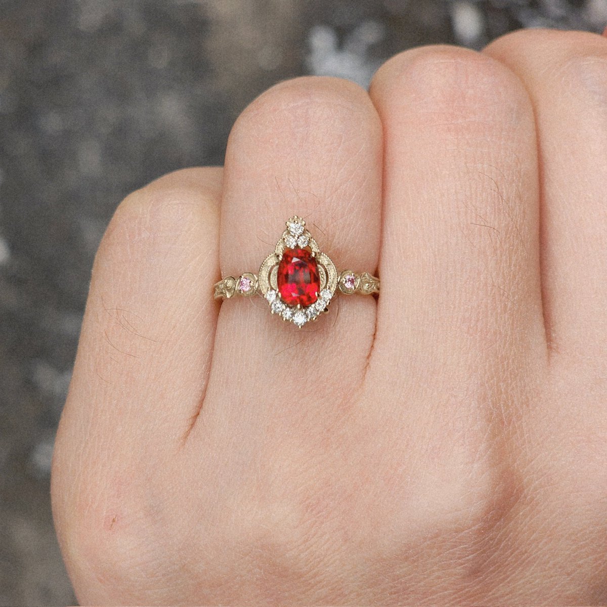 루비의 광채가 너무 잘보여 눈까지 부신 제 반지입니다...!!!! 작은 부분까지 세심히 쉐입 잡아주시고 친절히 의논해주셔서 너무 좋았습니다 강추ㅜ