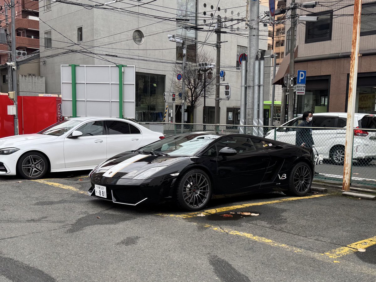 ガヤルドはコンパクトだし2WDだから楽勝と思ったコインパーキング
出るのに何回切り返した事か。。