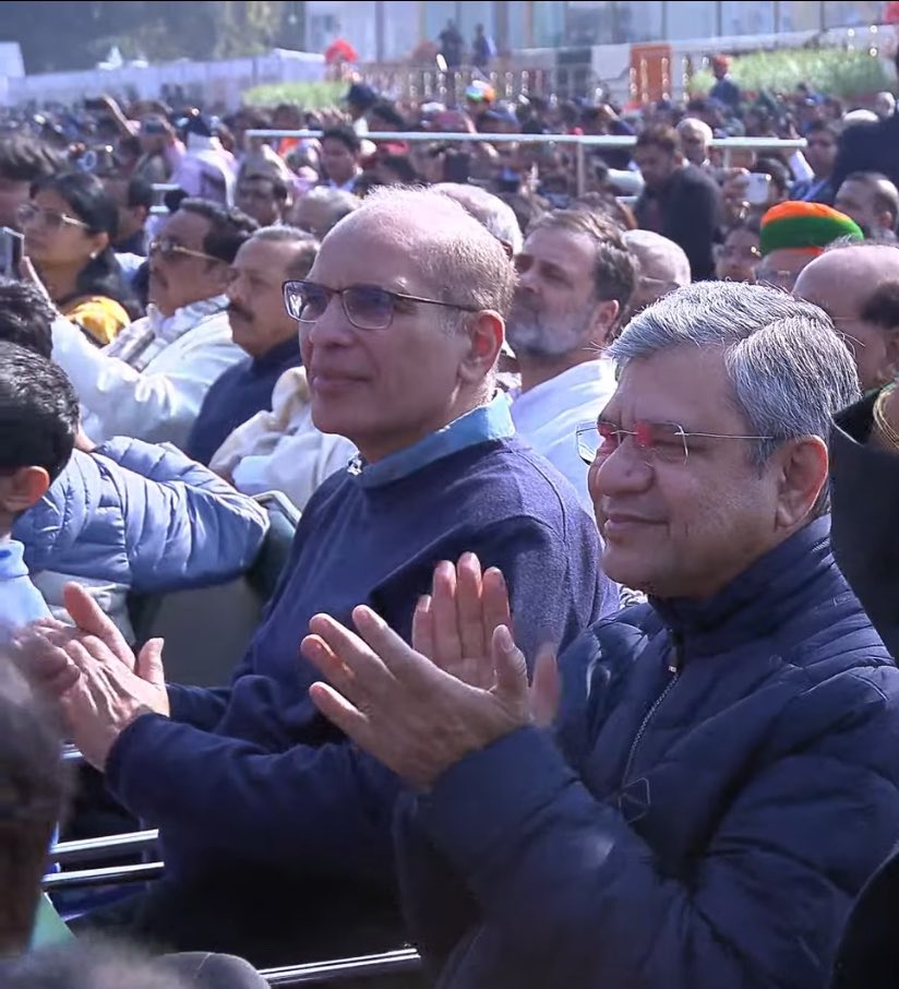 • 6 बार सांसद
• लोकसभा में नेता प्रतिपक्ष
• कैबिनेट मंत्री का दर्जा
• पिता और दादी — दोनों भारत के प्रधानमंत्री
• 60% भारतीयों का प्रतिनिधित्व करते हैं

फिर भी मोदी सरकार ने #RepublicDay परेड में राहुल गांधी जी को तीसरी पंक्ति में बैठाया, कई गुमनाम और महत्वहीन लोगों के पीछे।