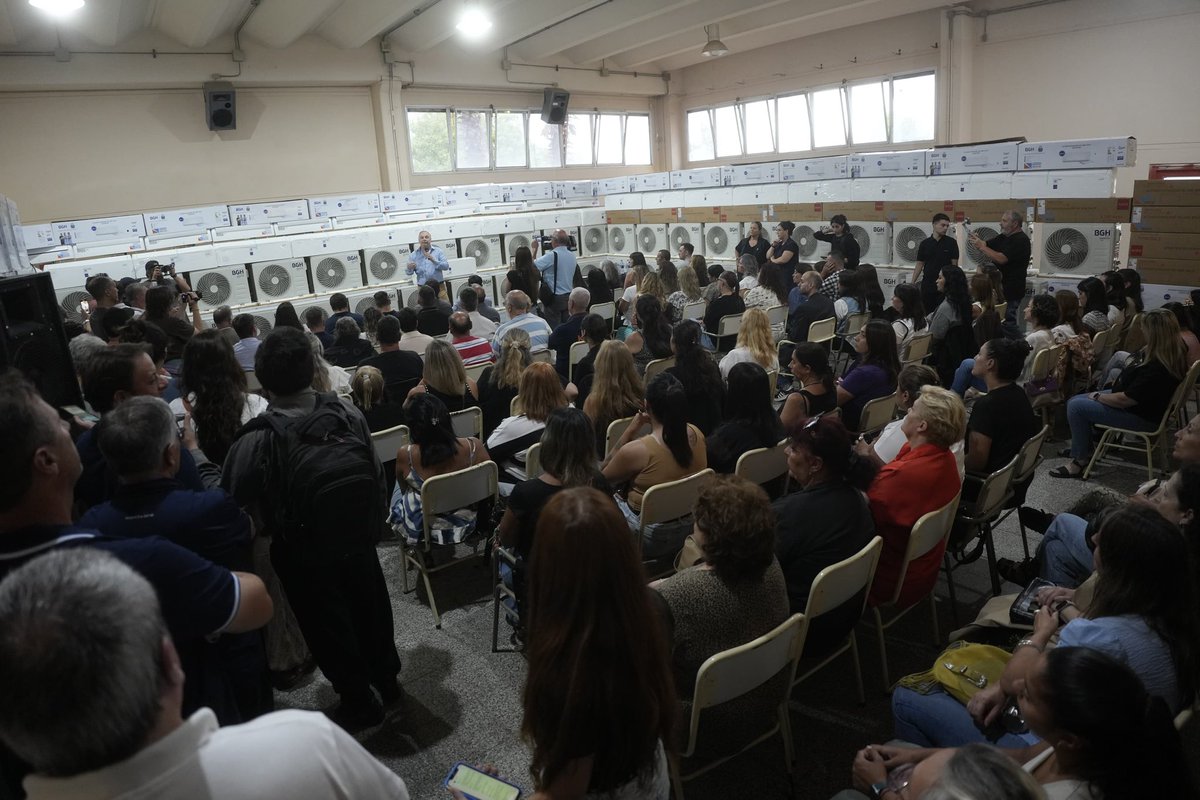 #Ahora | El intendente <a href="/accastelloedu/">Eduardo Accastello</a> entrega 130 aires acondicionados a escuelas públicas de la ciudad. #VillaMaría alcanza el 100% de todas sus aulas climatizadas. Los niños y los jóvenes son prioridad y la educación eje de transformación humana.