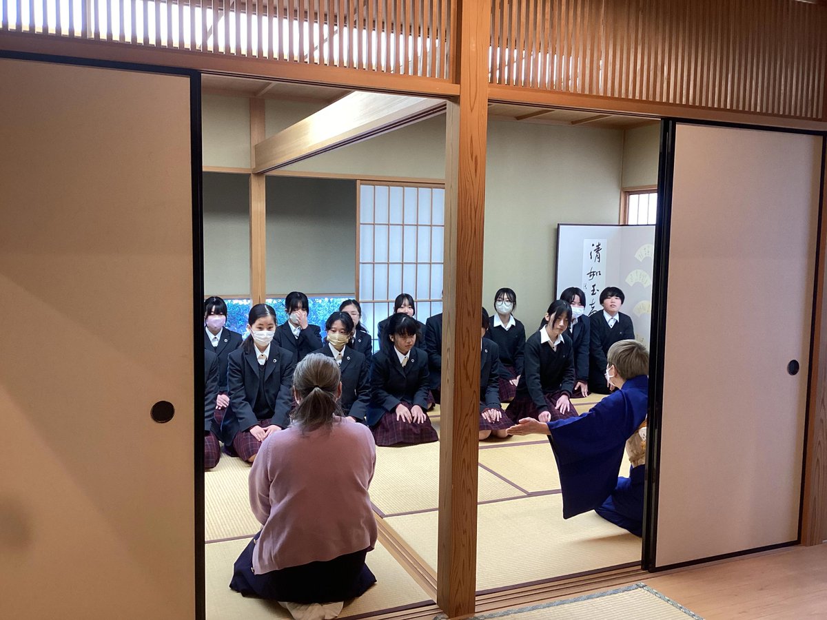 1月26日(月)に、中学1年生対象に「茶道教室」を実施しました。当日は、和室での歩き方やお茶のいただき方など、茶道の基本的な所作を体験しました ...