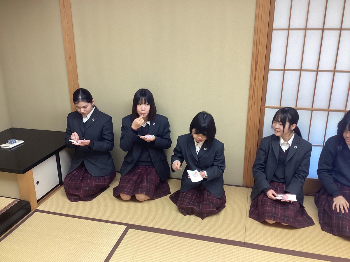 1月26日(月)に、中学1年生対象に「茶道教室」を実施しました。当日は、和室での歩き方やお茶のいただき方など、茶道の基本的な所作を体験しました ...