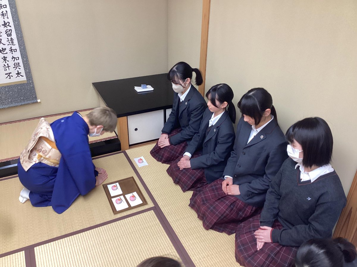 1月26日(月)に、中学1年生対象に「茶道教室」を実施しました。当日は、和室での歩き方やお茶のいただき方など、茶道の基本的な所作を体験しました ...