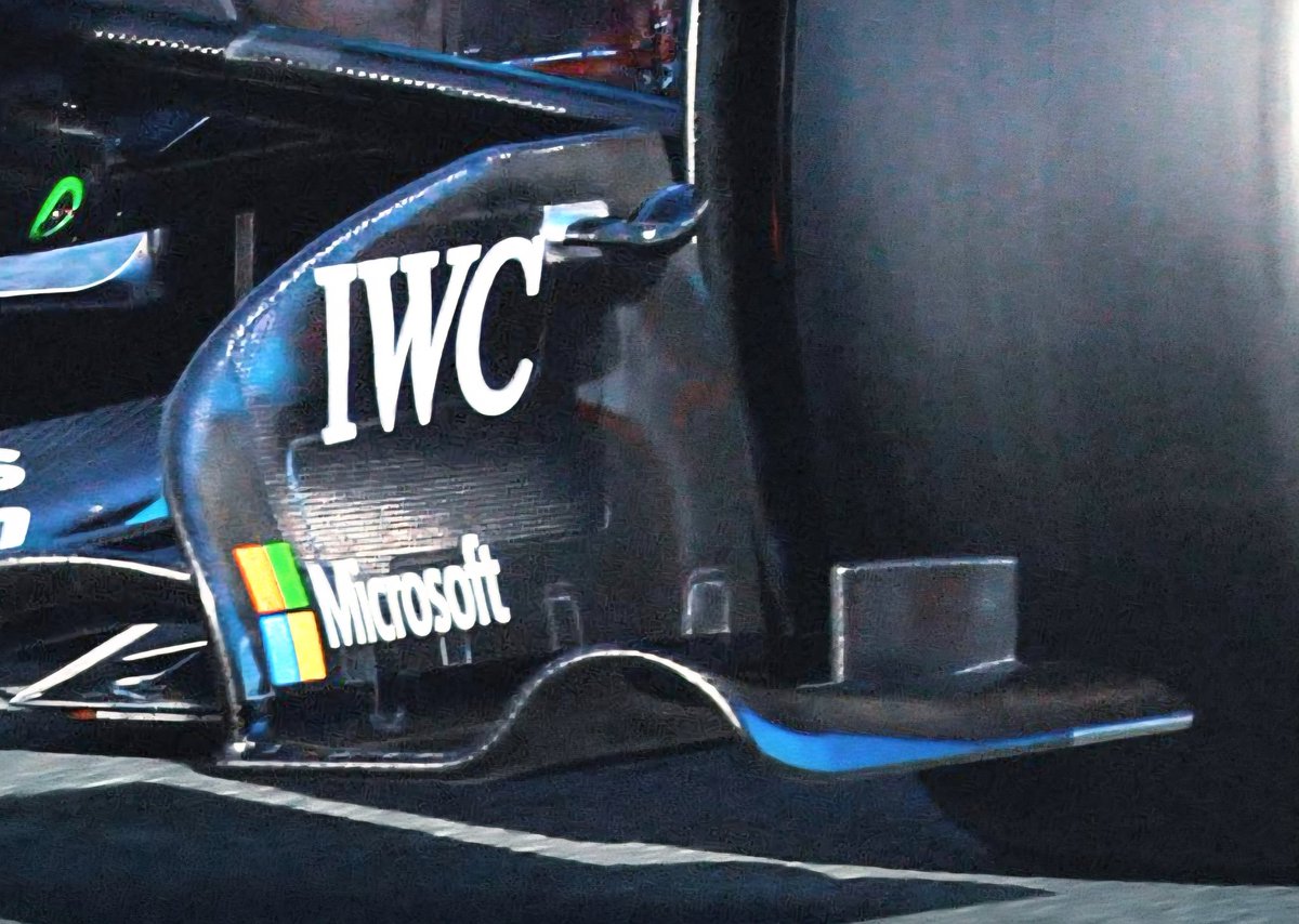 ScarbsTech's tweet image. Neat little outwash fin on the Merc footplate and the strake is joined into the tyre camera above.
Not a great view of the wakeboard behind the tyre, but we'll be focusing on their development a LOT this year.
 📸  @MercedesAMGF1 
#F1 #F1tech