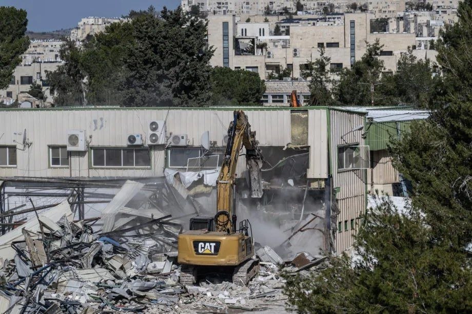 Fire at UNRWA HQ in occupied Jerusalem after Israeli demolition.

A fire erupted at the UN Relief and Works Agency (UNRWA) headquarters in occupied Jerusalem following partial demolition by Israeli occupation bulldozers last week.

UNRWA condemned the incident as part of an