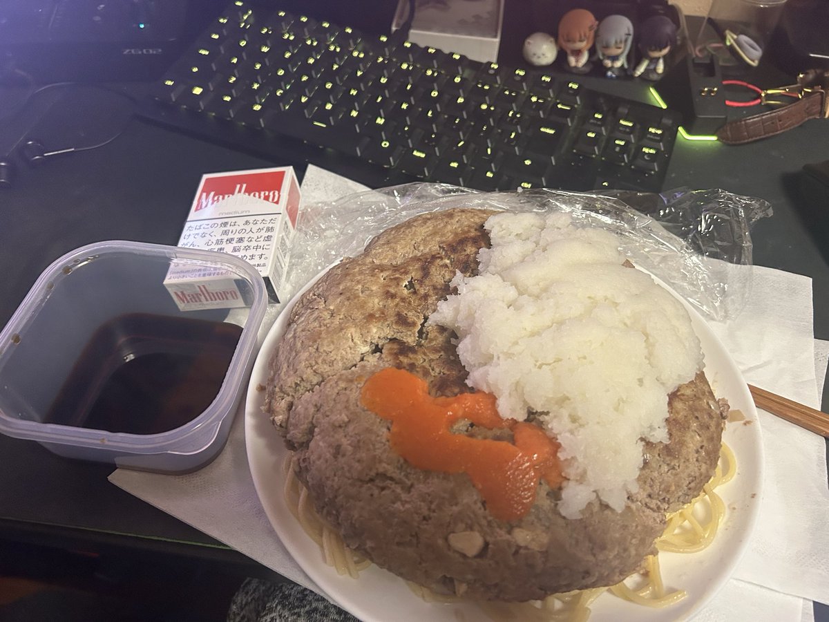 madoche2525's tweet photo. 今年も馬鹿みたいにでかいハンバーグ作ってもらった https://t.co/2haiYxKXLQ