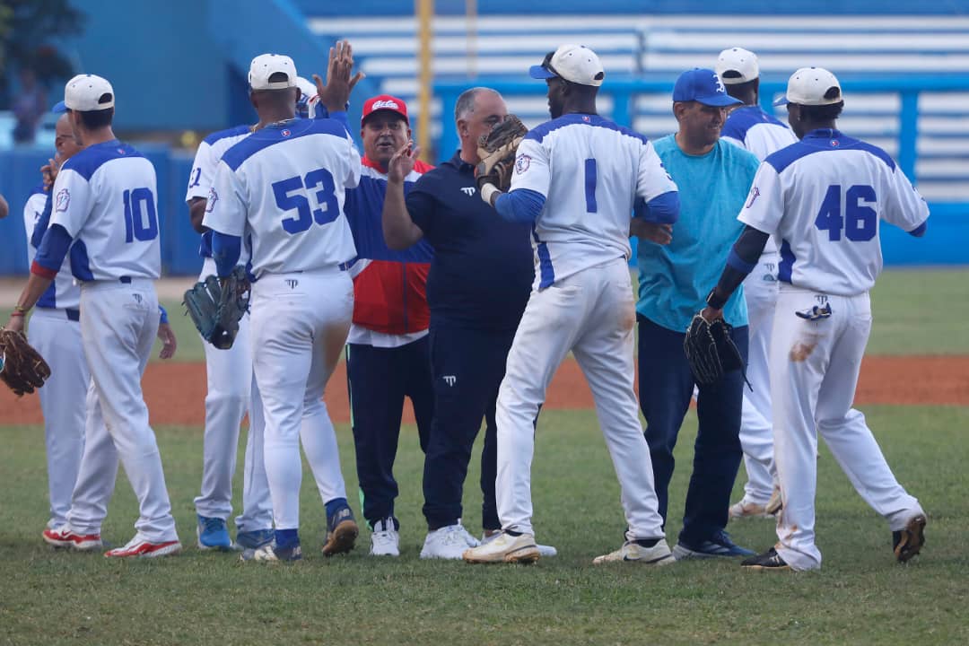 Los #Leones sacaron 2 victorias en el Latinoamericano para regresar el enfrentamiento de cuartos de final 3-2 para el Nelson Fernández.
El Primer Secretario del Comité Provincial del Partido en la capital Liván Izquierdo ha acompañado al equipo desde el inicio de la Serie.
📷 JIT
