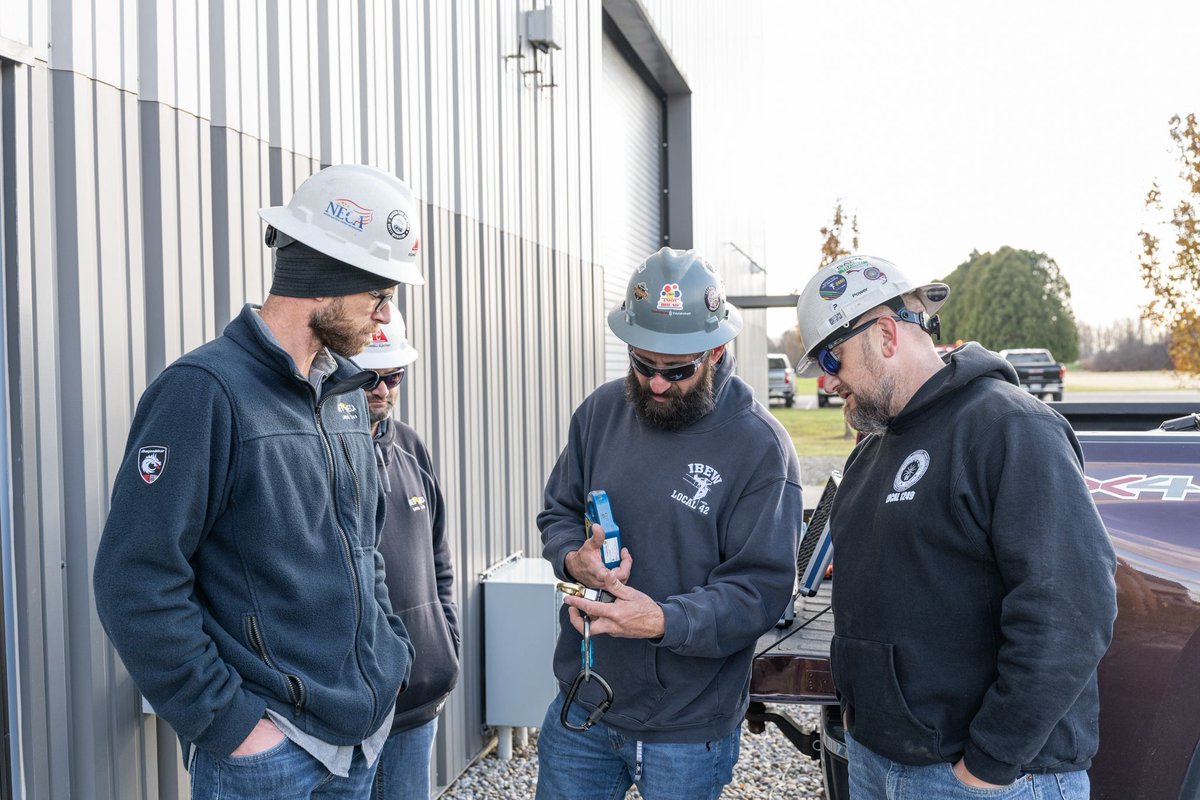 TimpsonTraining's tweet image. PSST! Here's a sneak peek into what our onsite training looks like...📸⚡ 

For more information about what our training includes, visit our new and improved website: timpsontraining.com. 

#HandsOnTraining #Lineman #LineLife #LinemanTraining