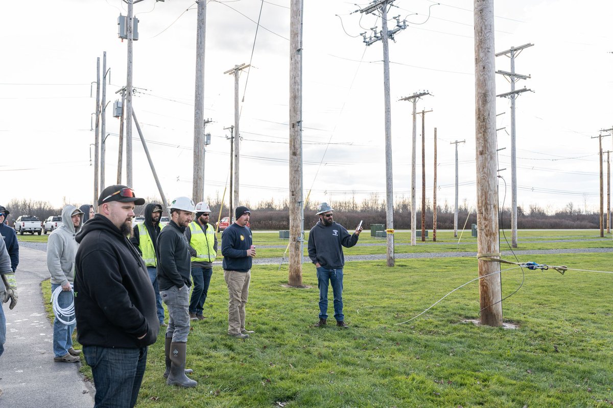 TimpsonTraining's tweet image. PSST! Here's a sneak peek into what our onsite training looks like...📸⚡ 

For more information about what our training includes, visit our new and improved website: timpsontraining.com. 

#HandsOnTraining #Lineman #LineLife #LinemanTraining