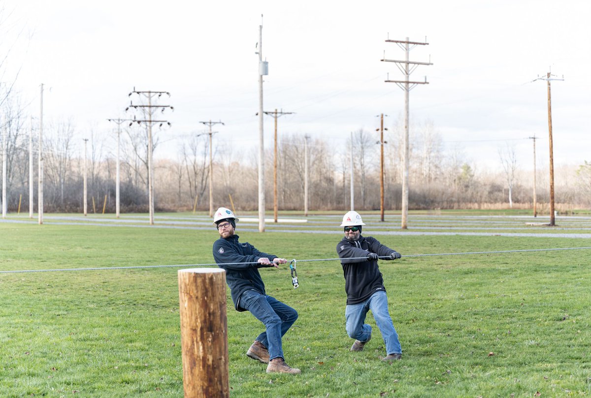 TimpsonTraining's tweet image. PSST! Here's a sneak peek into what our onsite training looks like...📸⚡ 

For more information about what our training includes, visit our new and improved website: timpsontraining.com. 

#HandsOnTraining #Lineman #LineLife #LinemanTraining