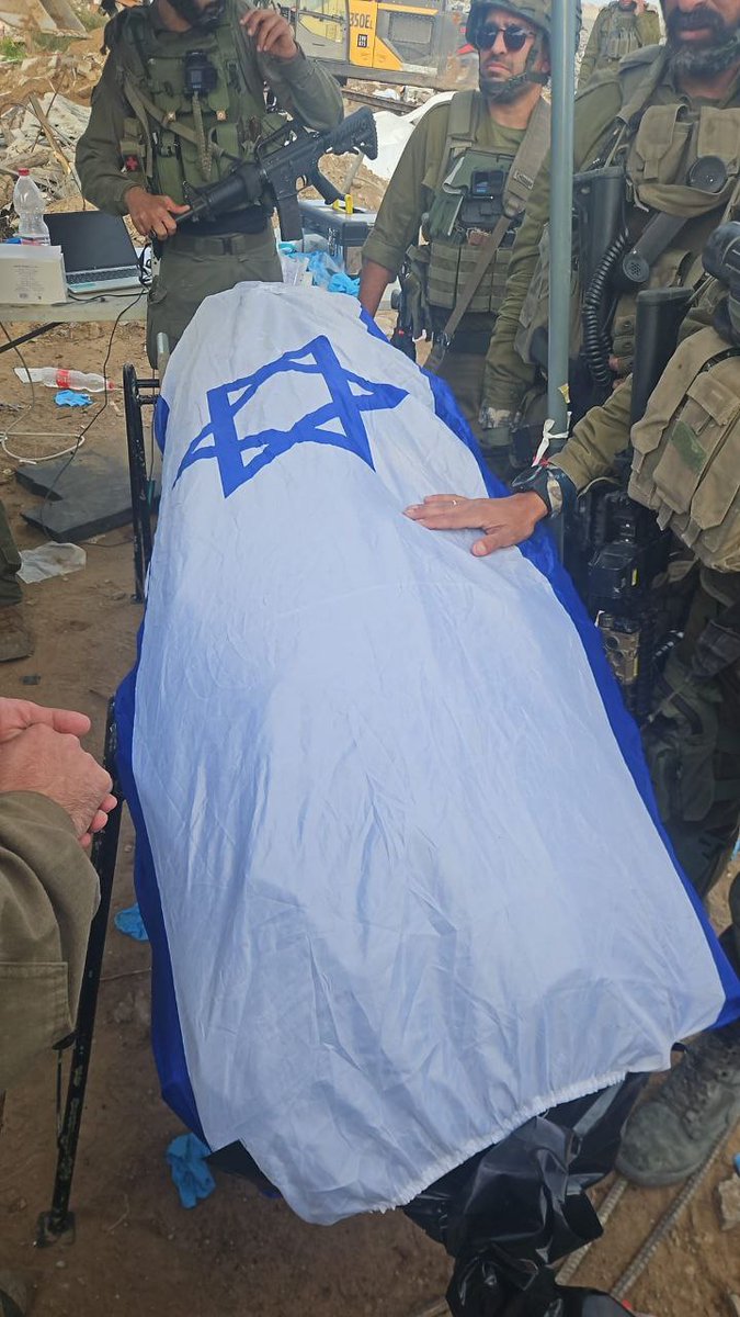 soyBendi's tweet photo. B'H  se terminó la pesadilla.
El cuerpo del rehén de Hamás, el oficial de policía de Yasam, Ran Gvili, fue encontrado en Gaza, identificado con precisión y devuelto a Israel para su entierro.
Las Fuerzas de Defensa de Israel (FDI) localizaron el cuerpo por sí mismas; no fue Hamás quien lo devolvió.
No hay más rehenes (vivos o muertos) en Gaza.