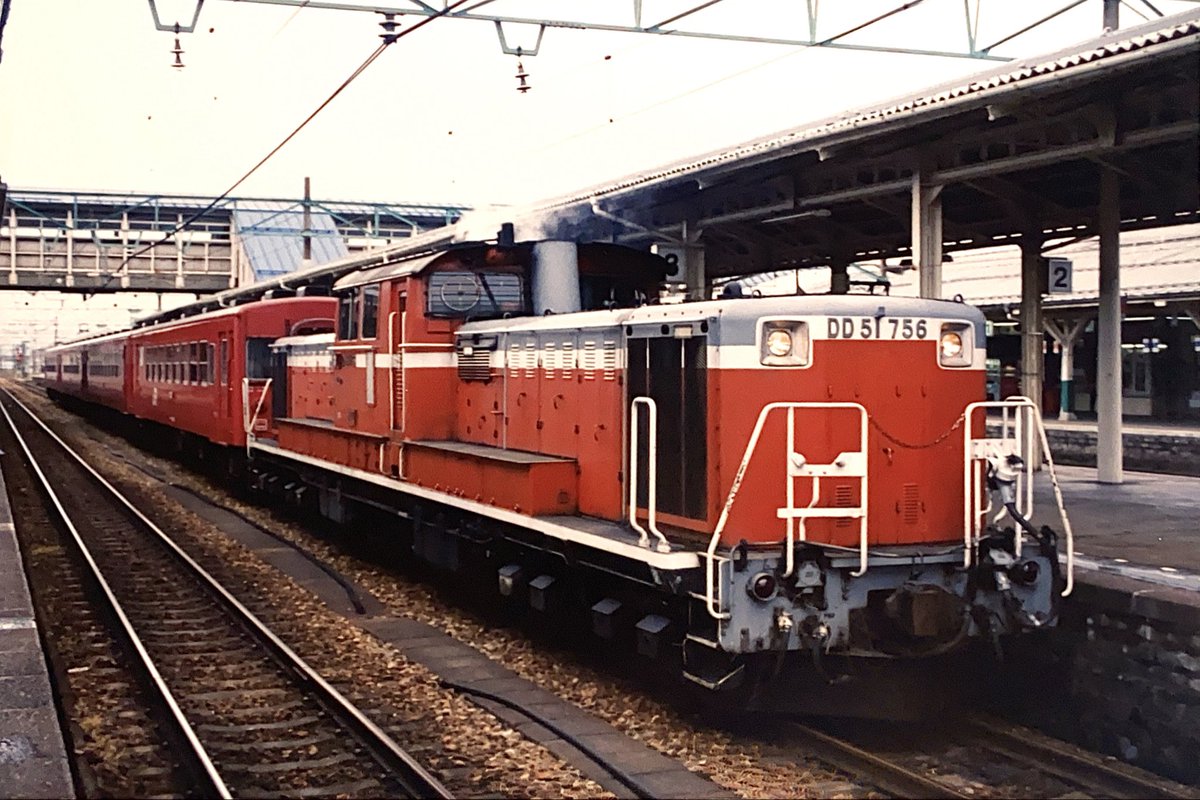 こちらは久大本線のレッドトレイン。😊 #魅力のある赤を見せてください