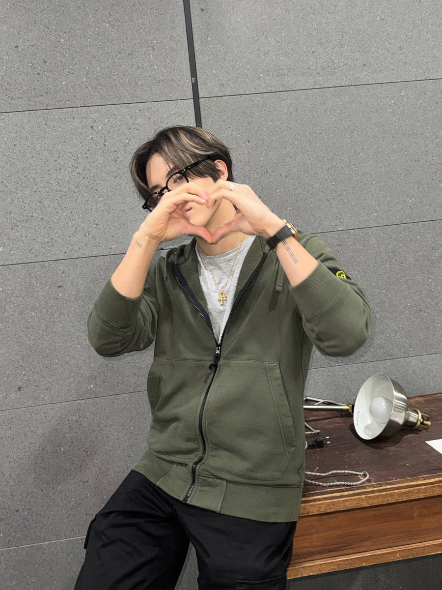 [📸] 에릭 아이돌 라디오 시즌4 DJ 완료🐶 더비야, 돌랑아‼️ 아돌라에 에디 떴다‼️ 연기도 잘하고 목소리도 좋은 에디와 함께한 월요일 저녁🌃 매일같이 반복되는 하루 속에서 잠시나마 즐거운 시간이 되었기를 바라요₊·*◟(⌯ˇ - ˇ⌯)◜‧*

#THEBOYZ #더보이즈
#ERIC #에릭